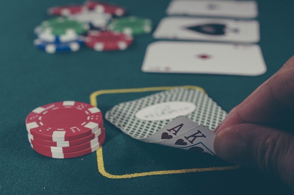 Advantages of Playing Poker Online